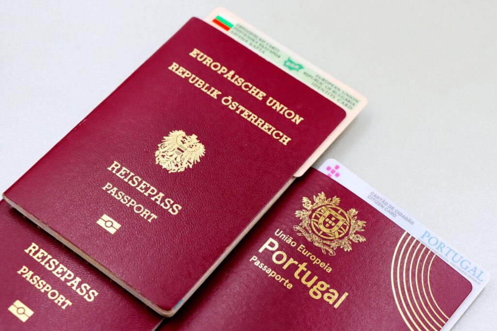 Dva pasoša i dokumenti
