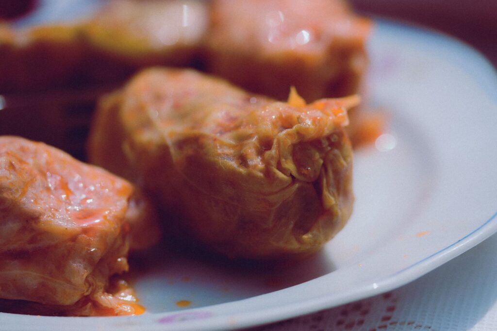 Sarma od kiselog kupusa u tanjiru