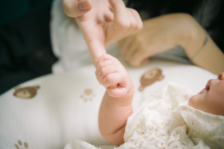 Dijete rođeno vani: upis u matičnu knjigu, državljanstvo i prvi pasoš