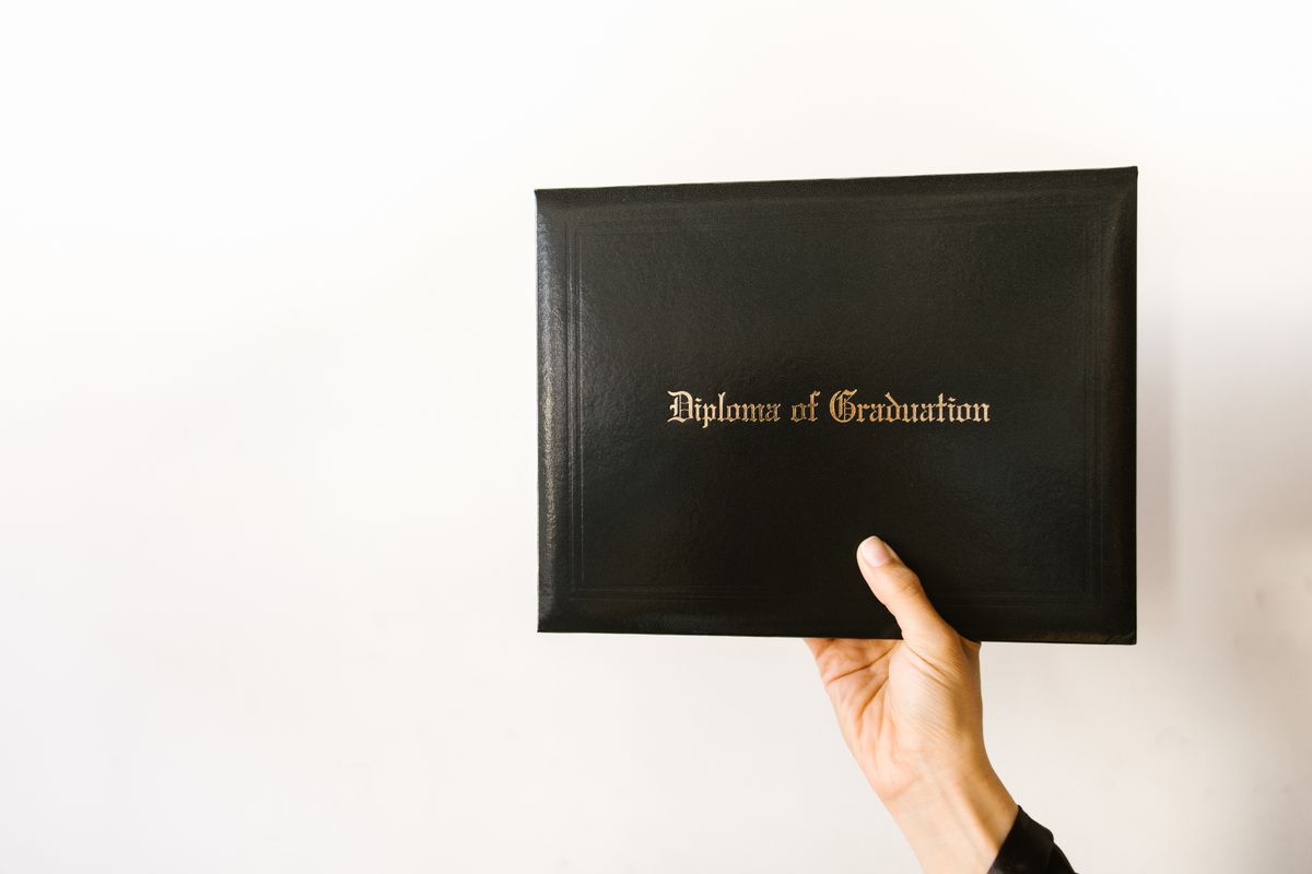 Univerzitetska diploma na stolu