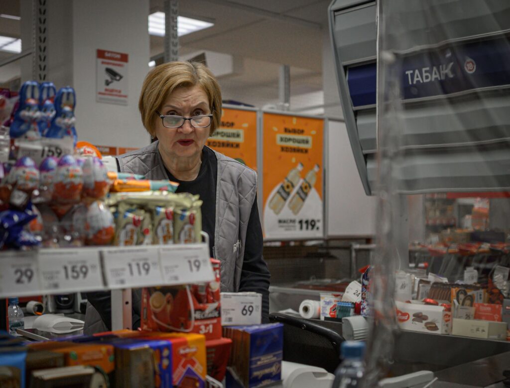 Radnica na kasi u supermarketu