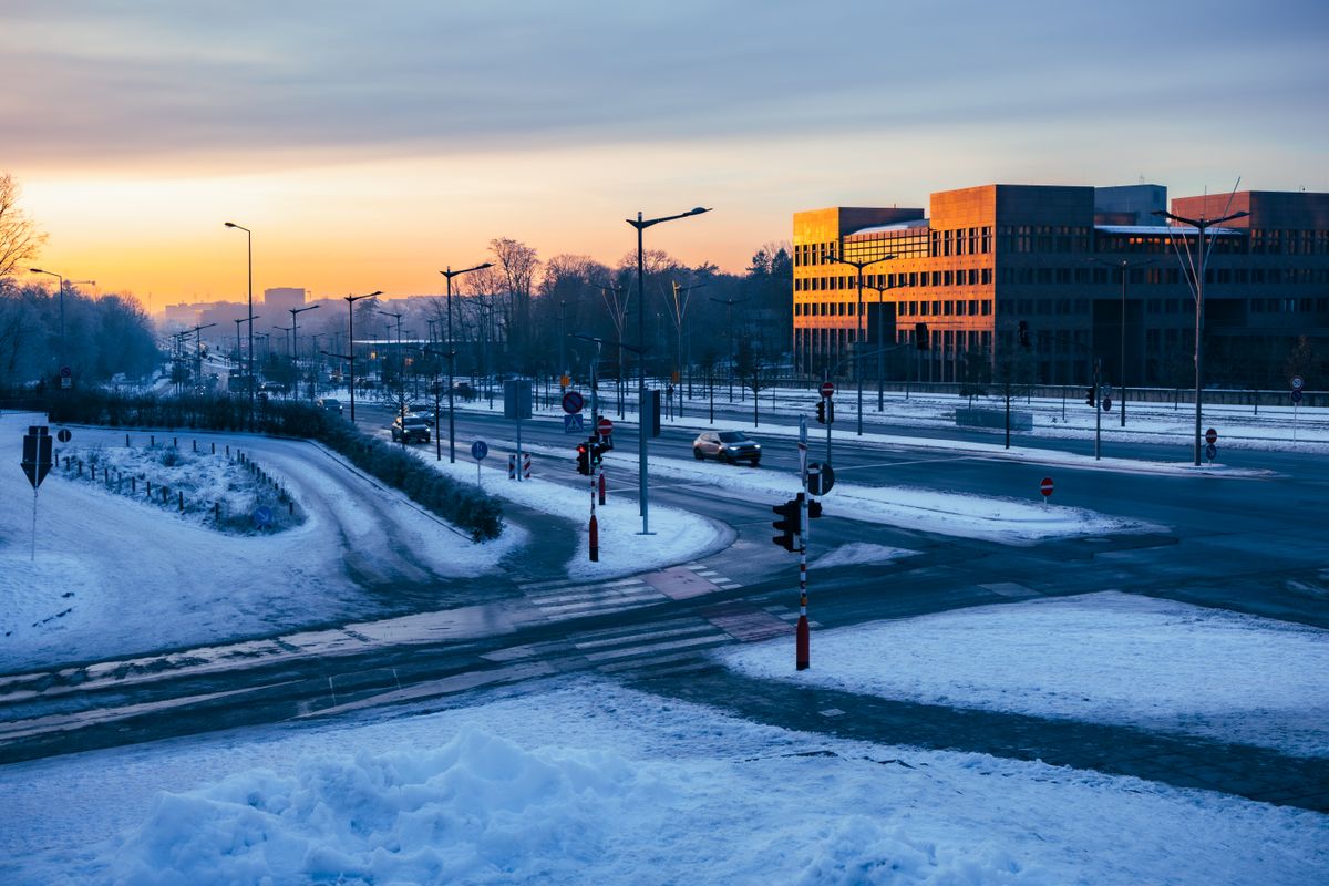 Gradska ulica pod snijegom u rano veče