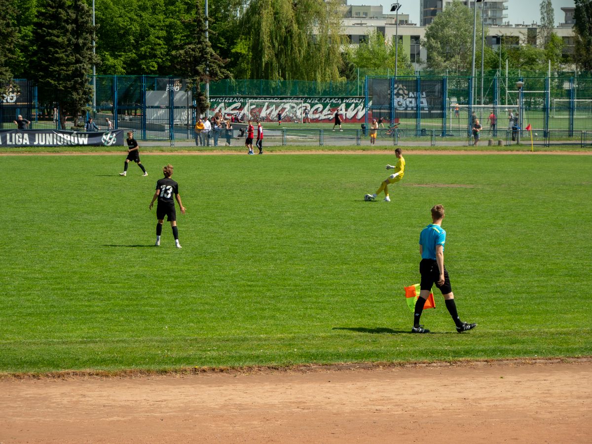 Rekreativci igraju fudbal u parku